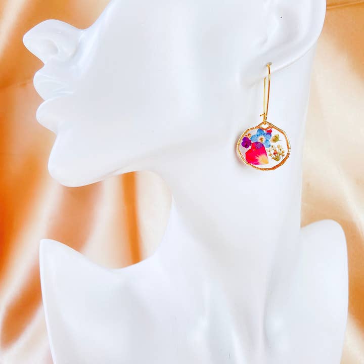 Daisy Moon by Hillerland - Venta al por mayor Pendientes colgantes - Aros con flores prensadas, pendientes botánicos1