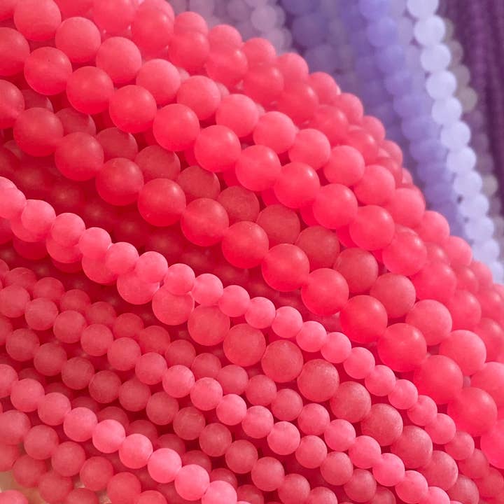 Perles rondes en jade magenta rose mat, gemme fluo fuchsia brillante pour la vente par The Bead Bazaar