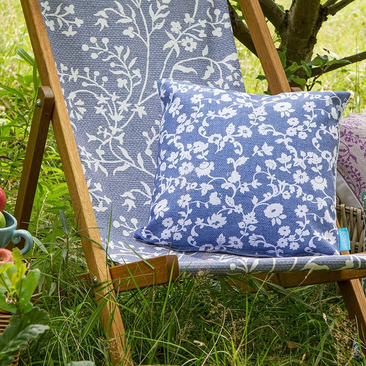 Cuscino da esterno Blue Meadow Flower per la vendita all'ingrosso da parte di Perkins & Morley