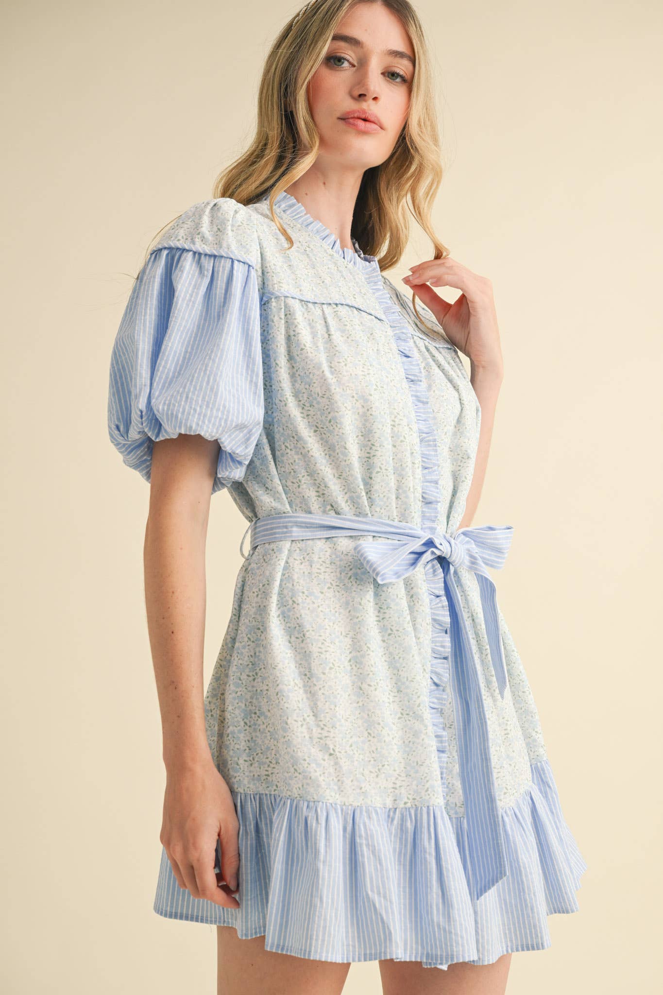 &MERCI – Engroshandel Kjole - Dame – MØNSTRET KJOLE MED FLÆSER MINI MDR38554