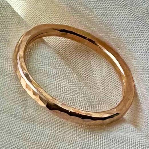 Guldring med hamrad yta - Tung vikt för wholesale av Zaffera Studios