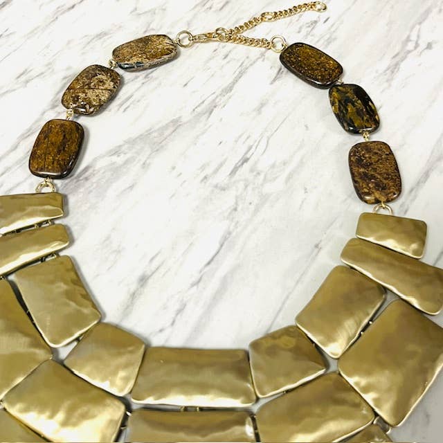 Anita K By Blushing Pink - Vente Colliers plastrons - Collier plastron chunky en or martelé avec pierre de bronzite2