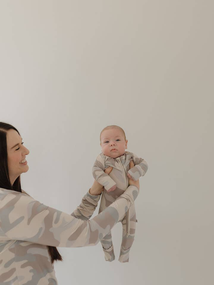 Forever French Baby - Wholesale Slaappak - Baby - Bamboe Rits Pyjama | Camouflage10