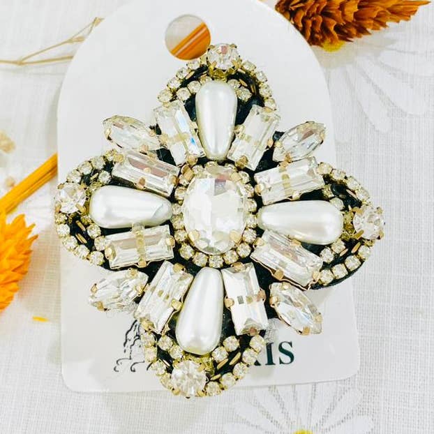 Vit Hilary brosch för wholesale på Faire0