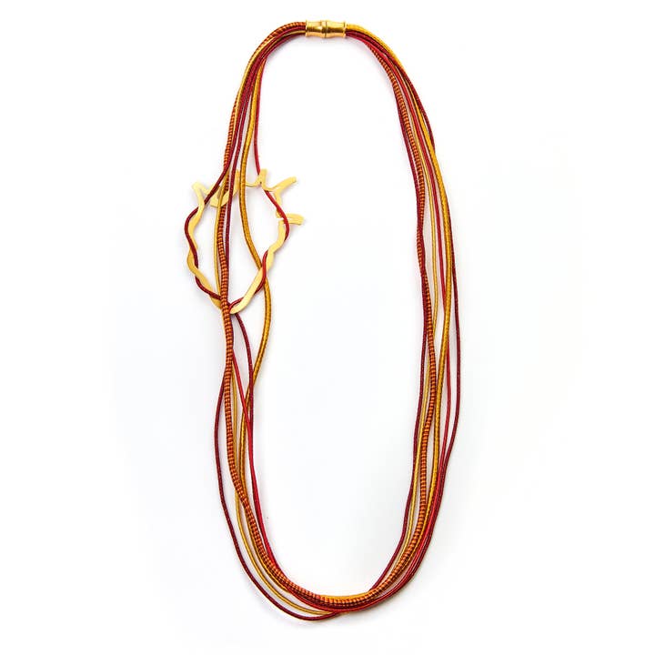 Collana anatomica a più fili a forma di cuore (rossa) per la vendita all'ingrosso da parte di Lilian Syrigou