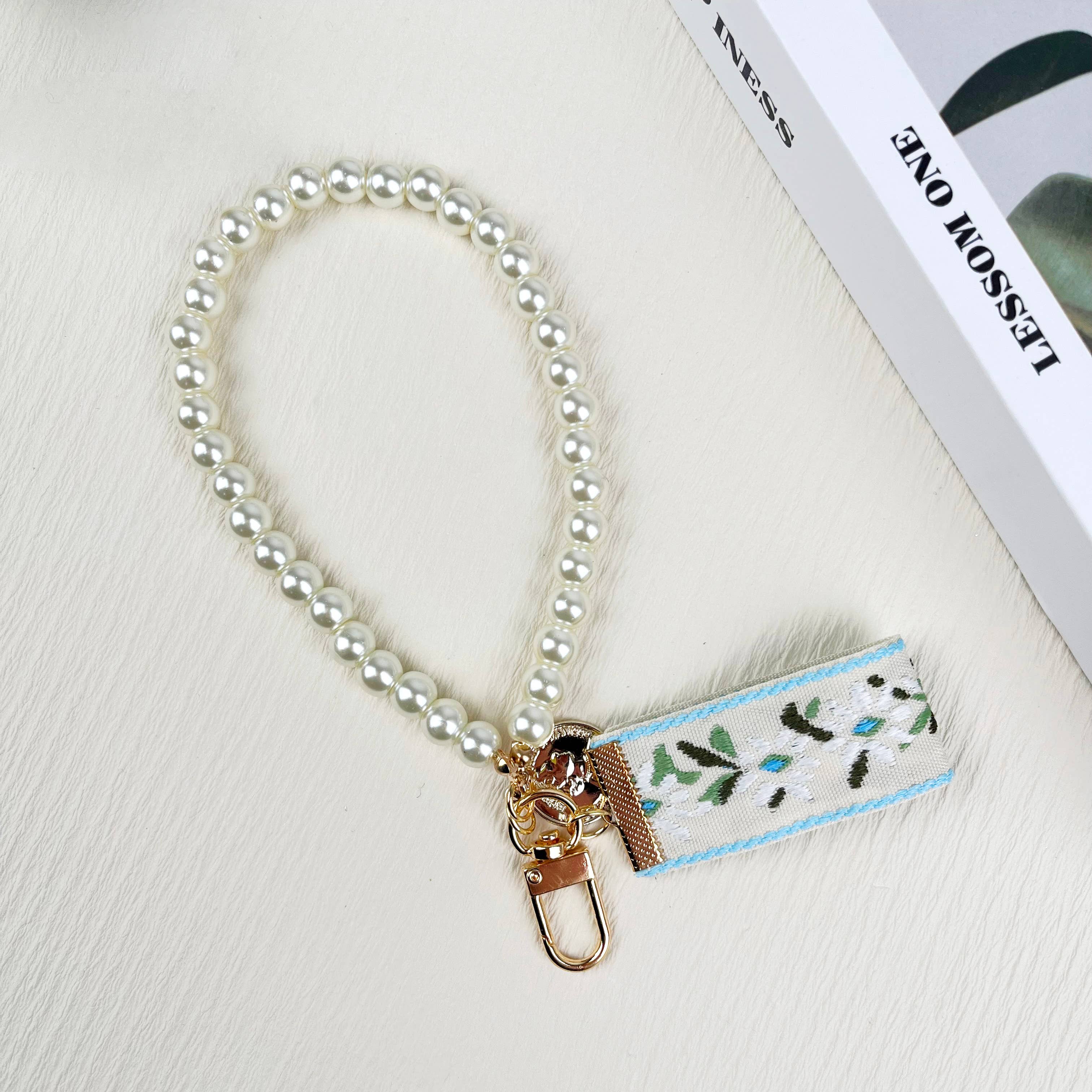 SoapElenGlen - Vente Porte-clés – femme - Porte-clés feuilles et ruban perlé8