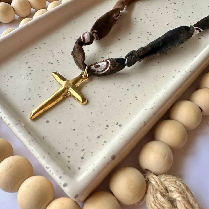 Bandana Charm Halskette | Kreuz | 12k Antikes Gold für den Großhandel von Larra Mirk Design