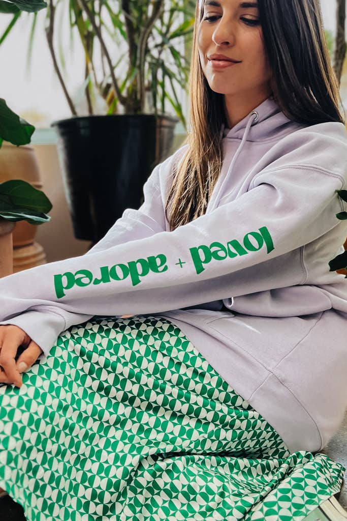 Crowned Free - Vente Sweat à capuche – femme - Sweat à capuche Loved and Adored lavande avec poche avant2