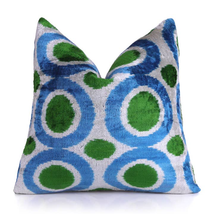 Grünes & Blaues Retro Ikat Kissen – 16x16” Seidensamt Handgefertigt für den Großhandel von Canvello