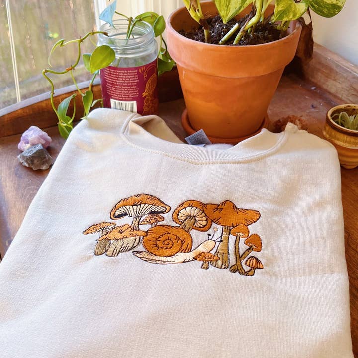 Tan Snail Shrooms Geborduurd ronde hals voor wholesale door LeBeau Denim Co.
