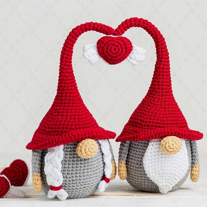 TOMOPOD LLC - Wholesale Decorative Tabletop Object - Crochet Gnomes with Heart, Valentine's Day Gift for Couple1