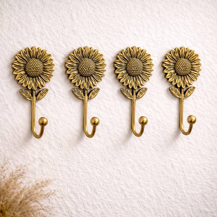 Ensemble de 4 crochets muraux en laiton tournesol | Crochets à serviettes et manteaux Cottagecore pour la vente par Ubud Glass