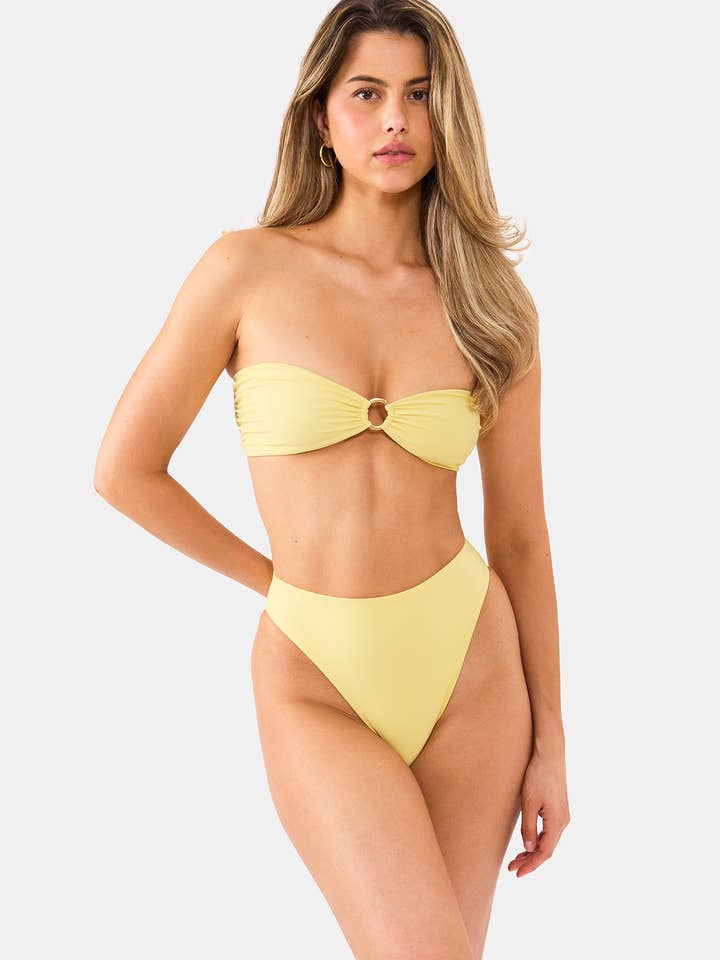 Top Bikini Giallo Isla Bandeau Nyud con Accessori in Oro e Laccio Posteriore per la vendita all'ingrosso da parte di Nyud Swim