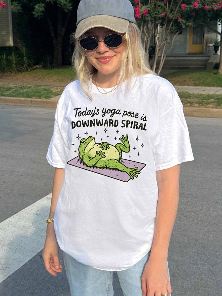 Unisex Grafisk T-shirt med Yogapose| Q243T för wholesale av Khristee