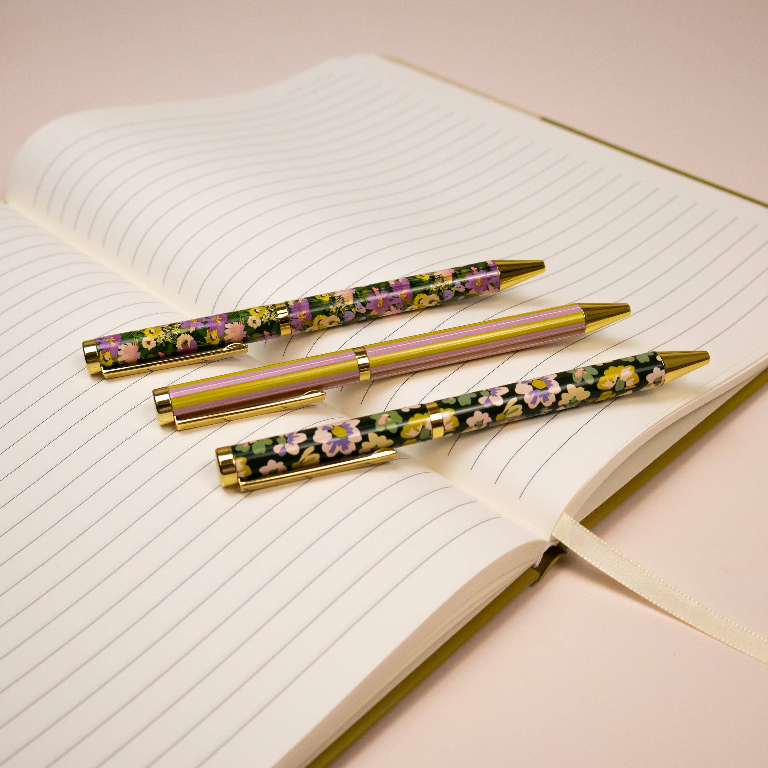 Robert Frederick Ltd – wholesale Pennor – Willow and Belle kulspetspennor med blandade mönster i presentförpackning – set om 3 pennor5