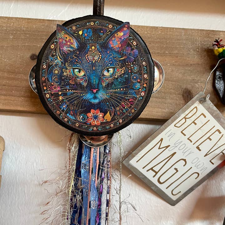 Bodhi Leaf Market - Venta al por mayor Cartel de pared - Pandereta Charmed Mystical Cat con cinta y amuleto, Bodhi Home Decor