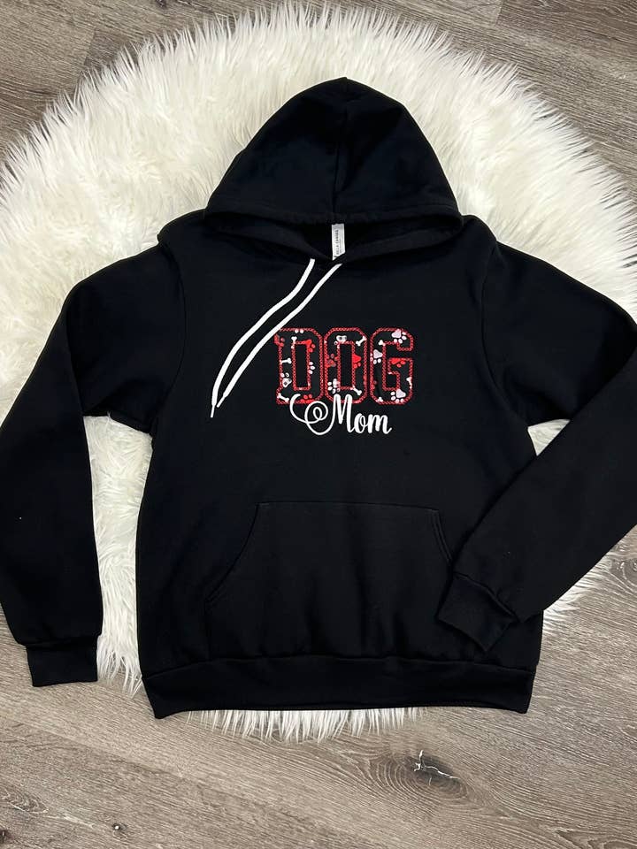 Sudadera bordada con capucha Dog Mom para venta al por mayor de Two Cute Boutique LLC