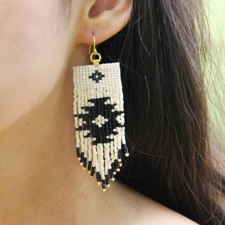 Mayana Designs Co – Großhandel Quasten-Ohrring – Handgewebte Tribal-Fransen-Ohrringe mit Perlen (Schwarz/Bronze)