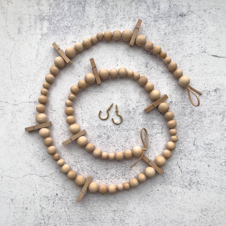 Wooden bead garland with pins, Photo hanger Polaroid display for wholesale by Deco Azul