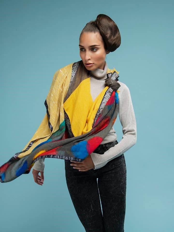 Écharpe Ballon Gris Jaune Soleil pour la vente par Solito Antwerp