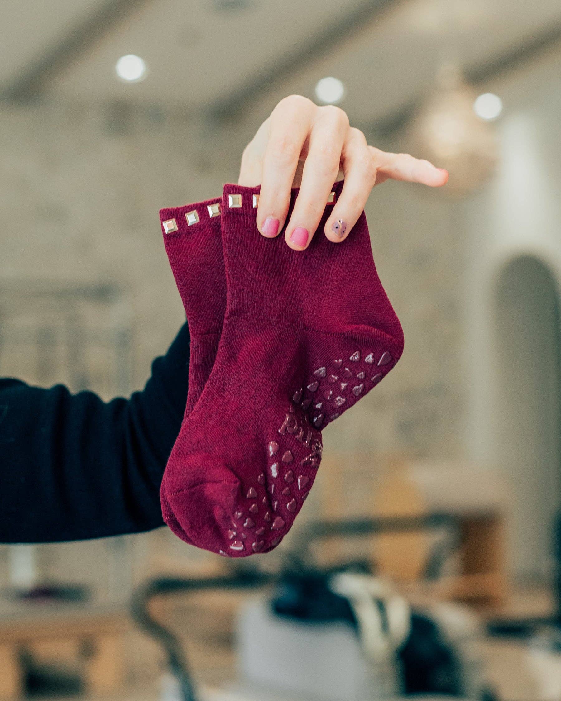 Pilates Honey – Engroshandel Strømper - Dame – Rødbrun piggstrømpe med ankelgreb1