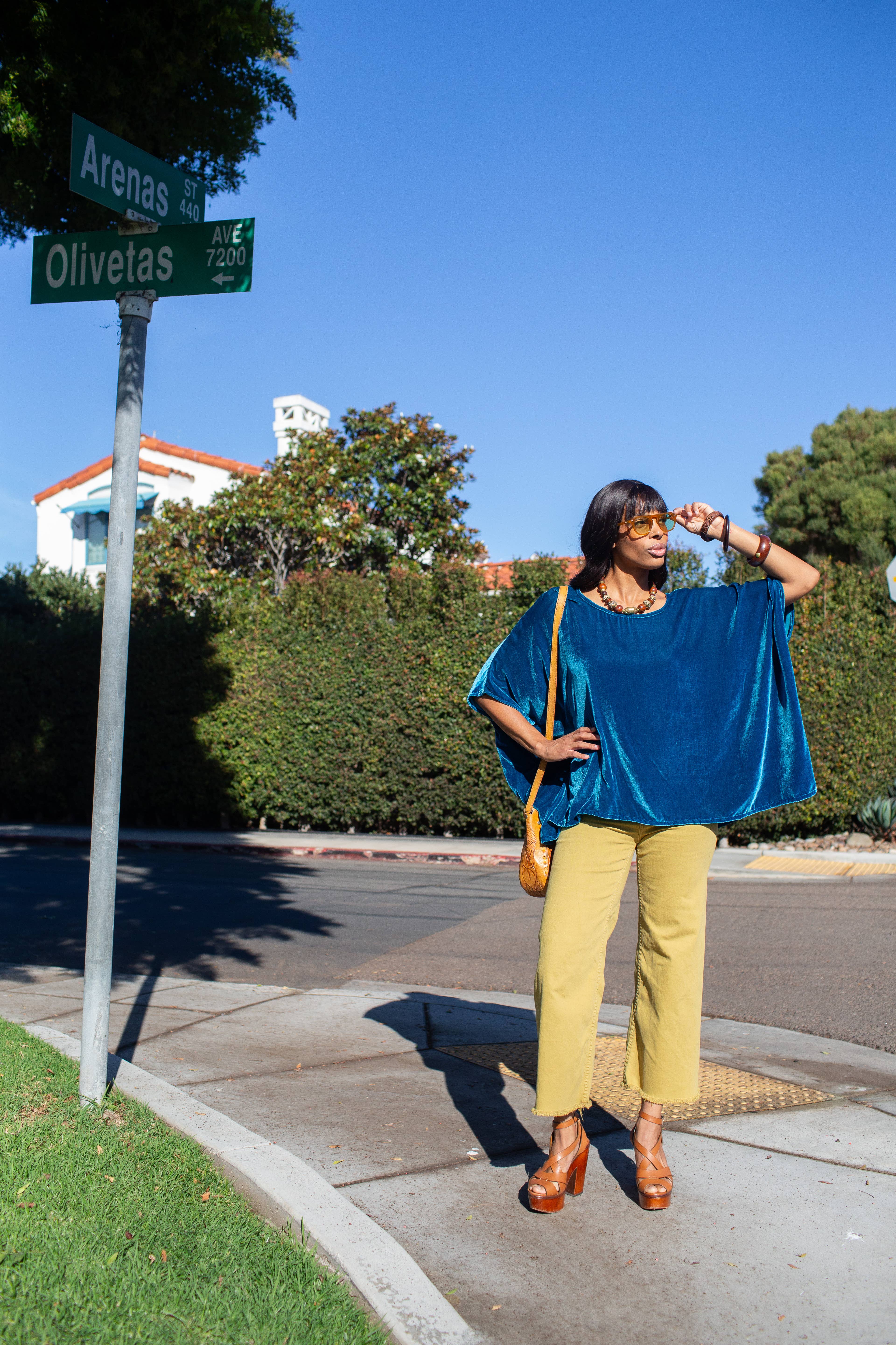 Jennafer Grace – Großhandel Bluse – Damen – Halstuch aus Samt mit Pfauenmuster5