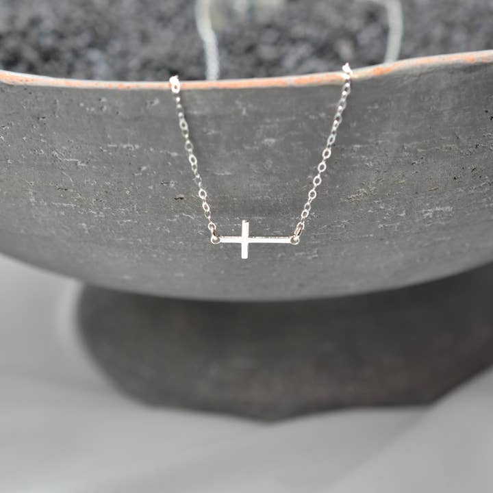 Collana orizzontale con croce in argento sterling lucida e delicata per la vendita all'ingrosso da parte di Sela+Sage