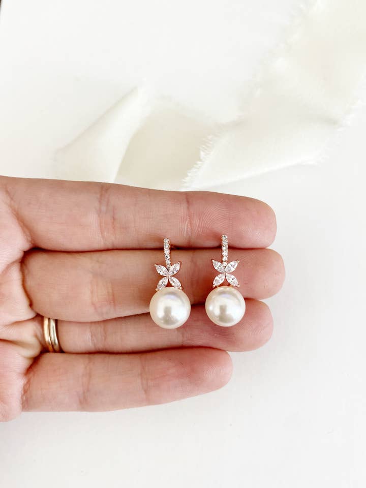 Puces d'oreilles Dixie Pearl pour la vente par Belle Box Boutique