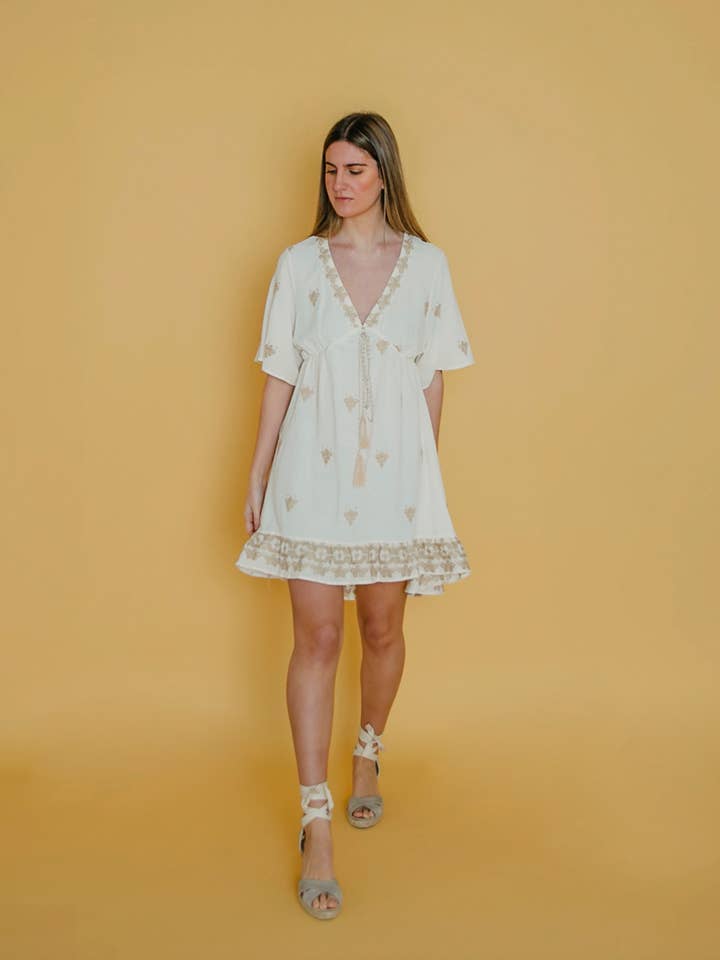 Vestido curto bege estilo boho Lula Natura com bordado floral por atacado de Lula Natura