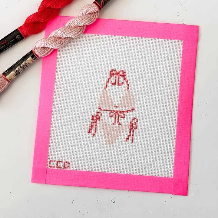 Bikini à Nœud Peint à la Main 3” Toile de Tapisserie 18 Mailles Coquette Toile de Tapisserie Bikini Été Peint à la Main pour la vente par Cotswold Co Designs