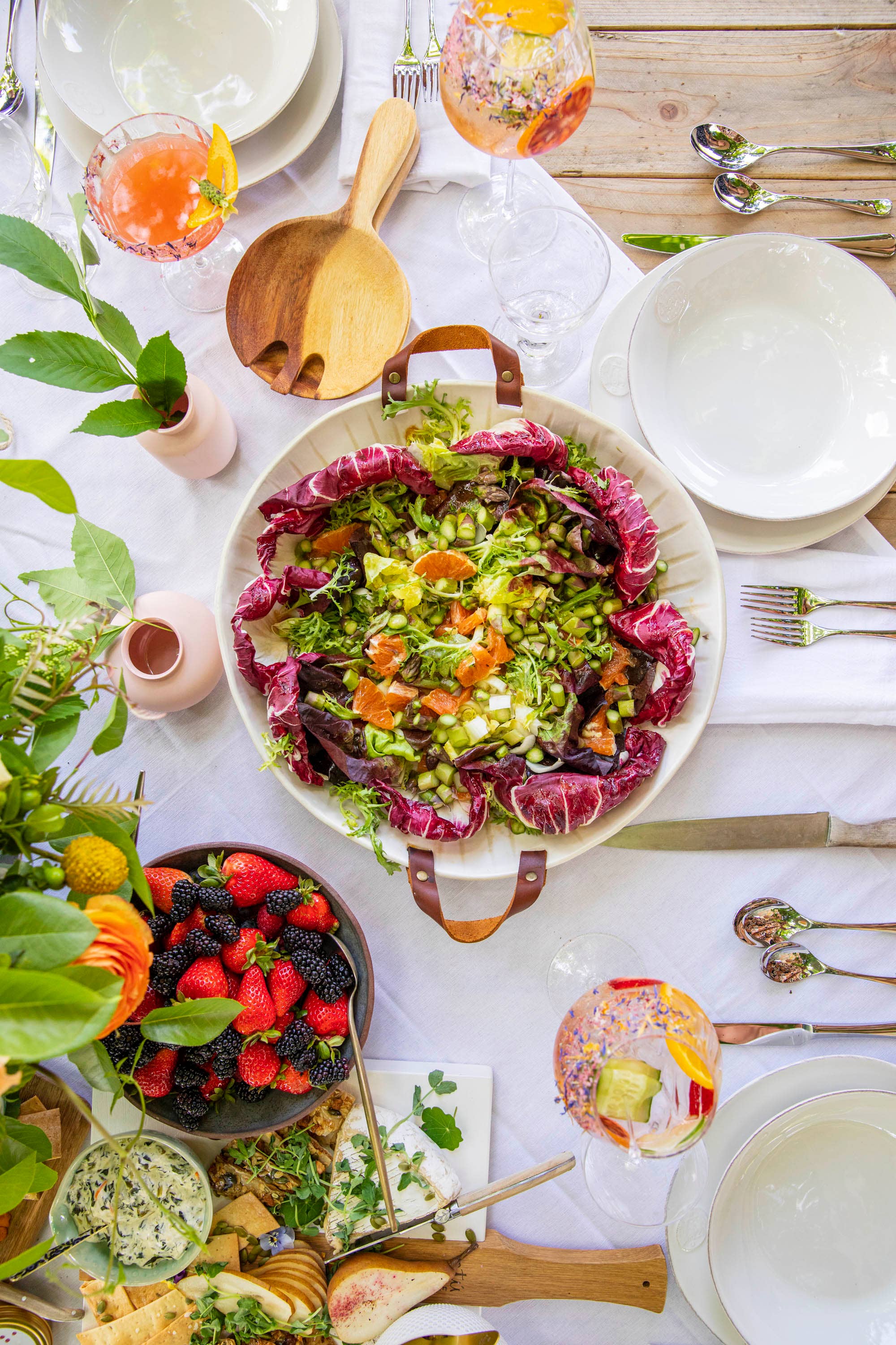 latta in metallo bianco Sale con Petali di Fiore in vendita all'ingrosso su Faire7