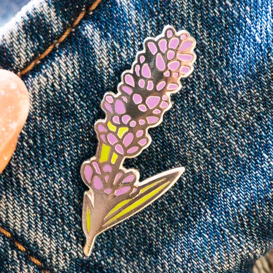 Spilla in smalto duro lavanda, spilla fiore primaverile, spilla fiore per la vendita all'ingrosso da parte di Creative Goodie