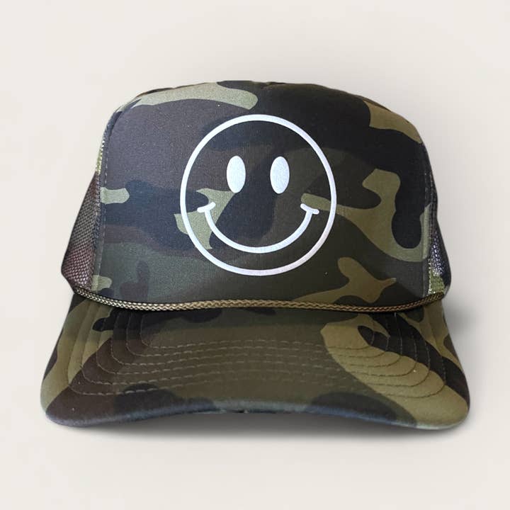 Camo Smiley Casquette Trucker en Mousse pour la vente par Happi Style