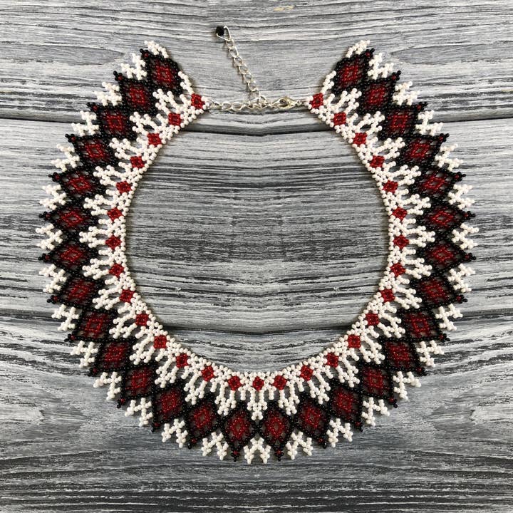 Einzigartige handgefertigte Sylyanka-Halskette mit Blumenmotiven für den Großhandel von SUNROZ