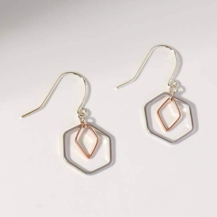 „Le Contour“ Rose guld & sølv sekskant øreringe for engroshandel hos Oh, So Fitting!