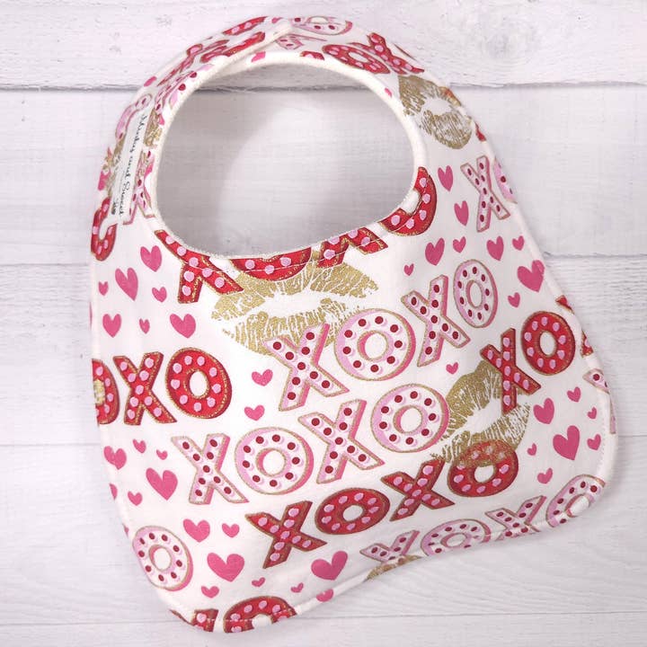 Bavoir bébé XOXO Valentine pour la vente par Minky and Sweet