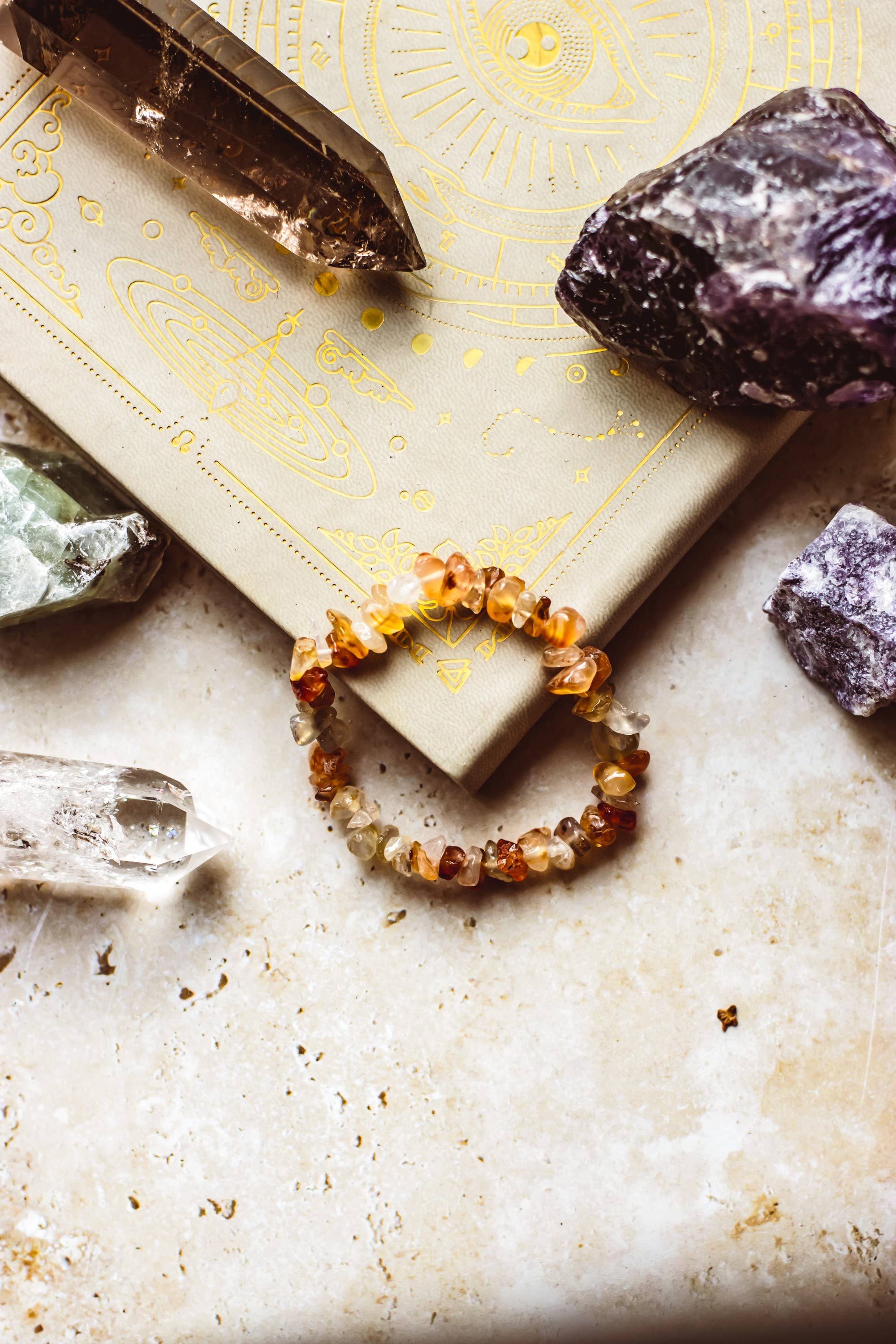 Mindful Living Co. – Großhandel Perlenarmband – Armband aus natürlichen Kristall-Edelstein-Chips | Kristallschmuck25