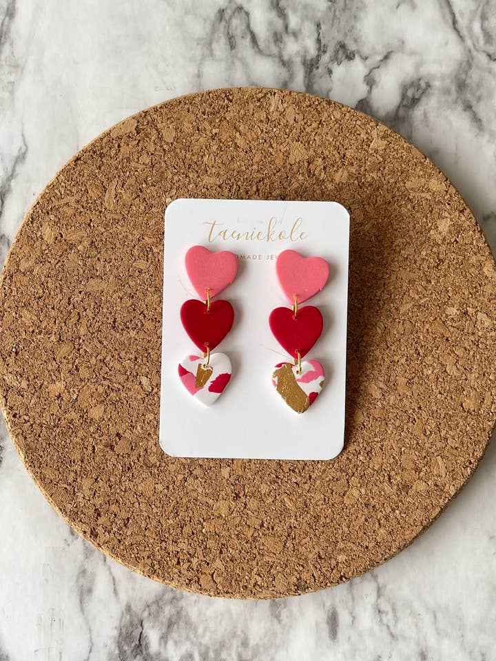 Lille rød, lyserød og guld hjerte trippel | Polymer lerøreringe | Valentinsdag øreringe for engroshandel hos taenickole
