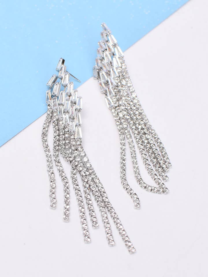 Lange øreringe med frynser af sølvfarvede zirkoner for engroshandel hos Victoria Moda