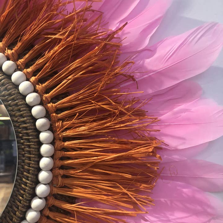 Swanell spejl med orange raffia og fjer i flere farver for engroshandel hos Swanell