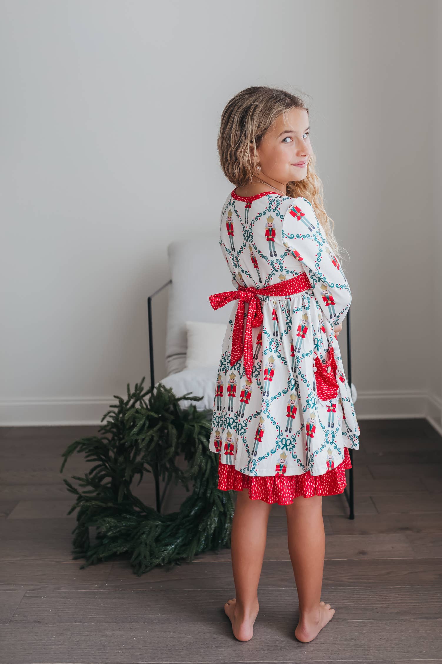 Oopsie Daisy - Vente Robe – enfant - Robe à volants avec cravate de poche Casse-Noisette pour enfants pour les fêtes de Noël4