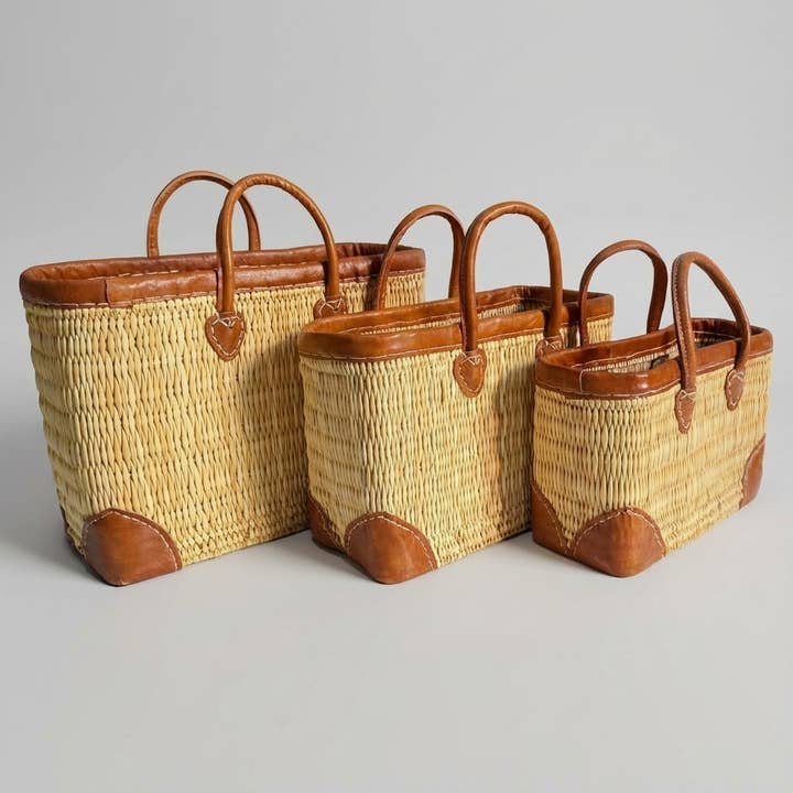 Panier de marché en roseau tissé de luxe avec garniture en cuir pour la vente par Melecraft