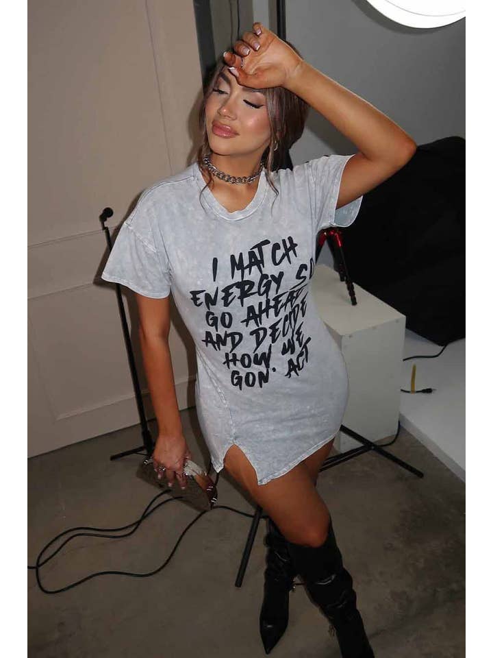 Dalia Studio - Vendita all'ingrosso Vestito - Donna - ABITO T-SHIRT CON STAMPA GRAFICA E SPACCO LATERALE A LAVAGGIO MINERALE11