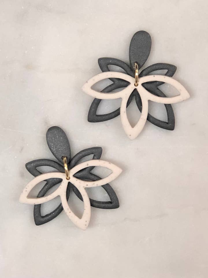Boucles d'oreilles pendantes Boho bicolore Flower #3 pour la vente par Clay and Trinkets