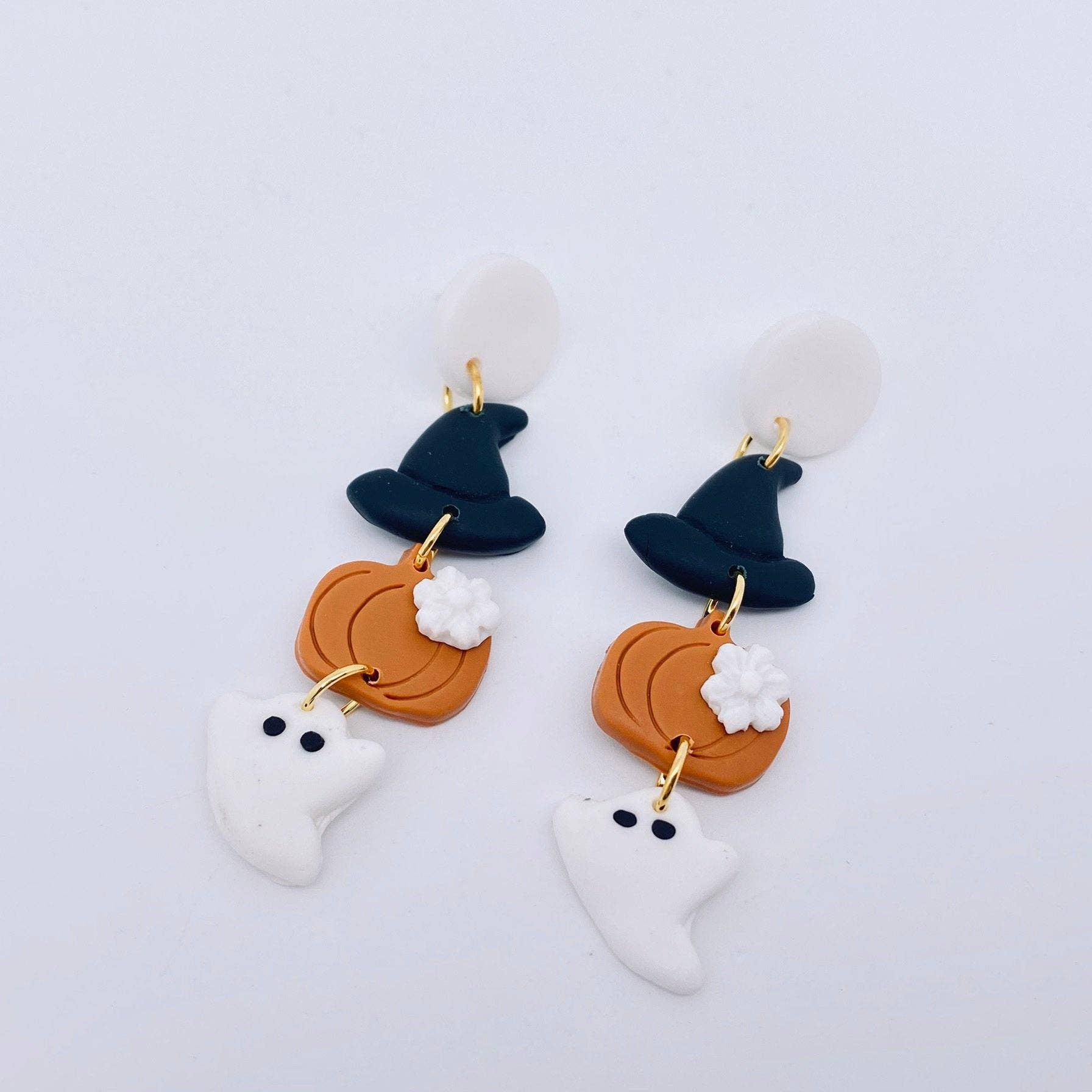 Mio Queena - Vente Boucles d'oreilles pendantes - Boucles d'oreilles clous en pâte polymère Halloween chapeau, citrouille et fantôme1
