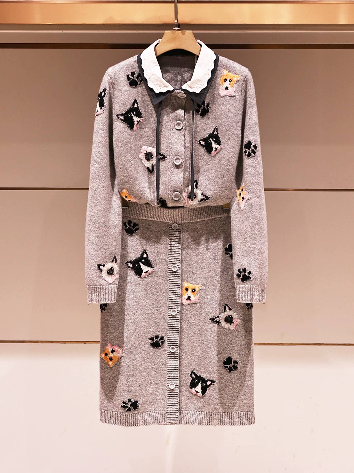 Cinza Conjunto de Outono 2025 de Cardigã e Saia de Malha Bordada SET244 para venda a revendedores na Faire0