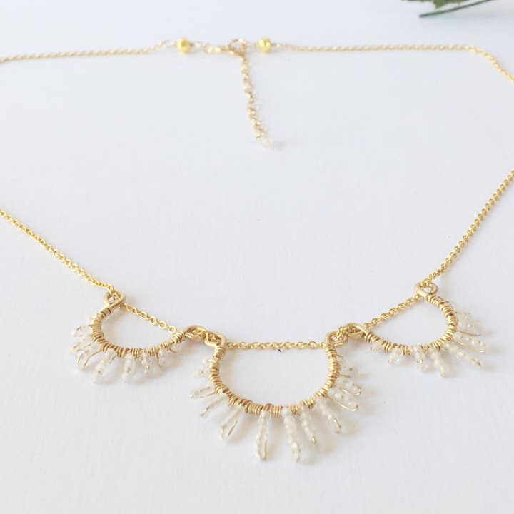 Tredobbelt hest sko halskæde med Wire indpakket månesten for engroshandel hos Floweredsky Designs