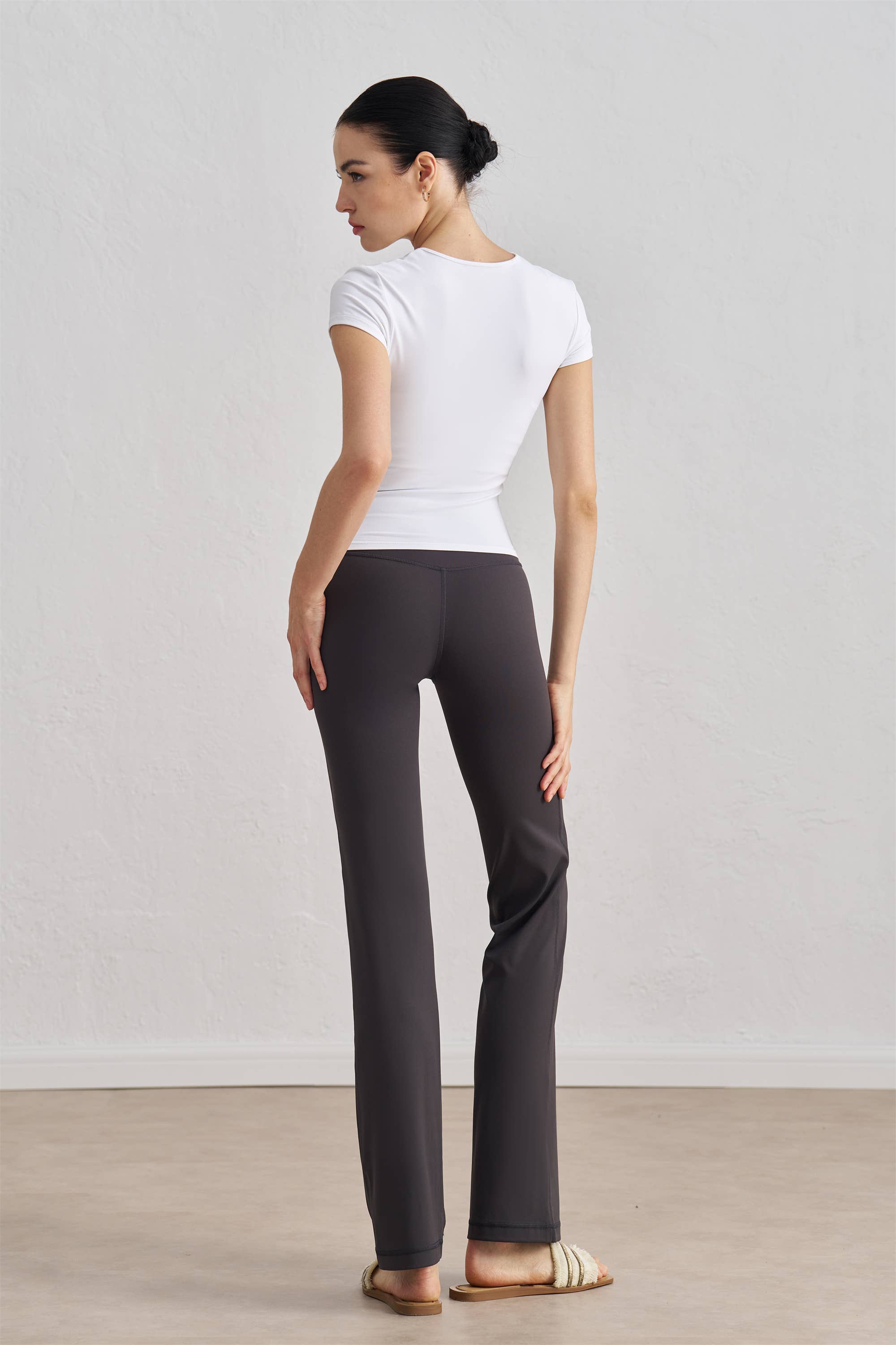 91thelabel - Vente Haut de sport – femme - T-shirt de sport sculpté à col rond et manches courtes Tessa10