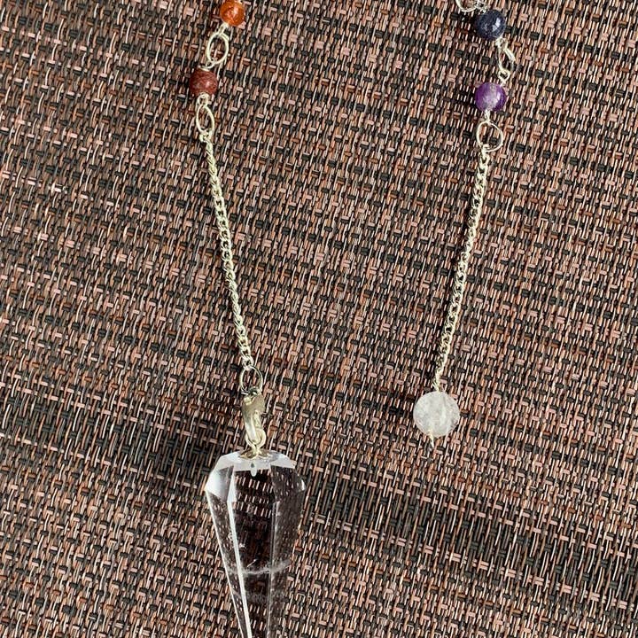 Doorzichtige slinger van kwartskristal met chakraketting voor wholesale door Copper Moon Crystals