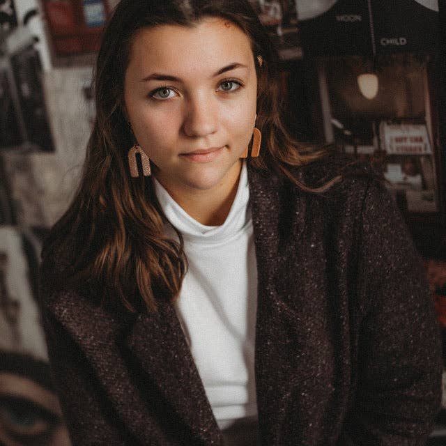 Dottie - Petites boucles d'oreilles en cuir métallisé arc-en-ciel pour la vente par Luna And Loki Design